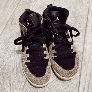 Nike Air Jordan 1 SE Mid Youth 1.5